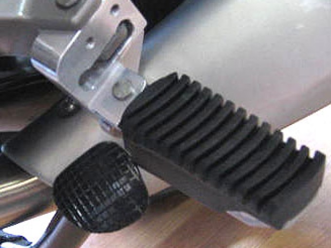 Кронштейн для занижения пассажирских подножек.
Suburban-machinery - серебристый