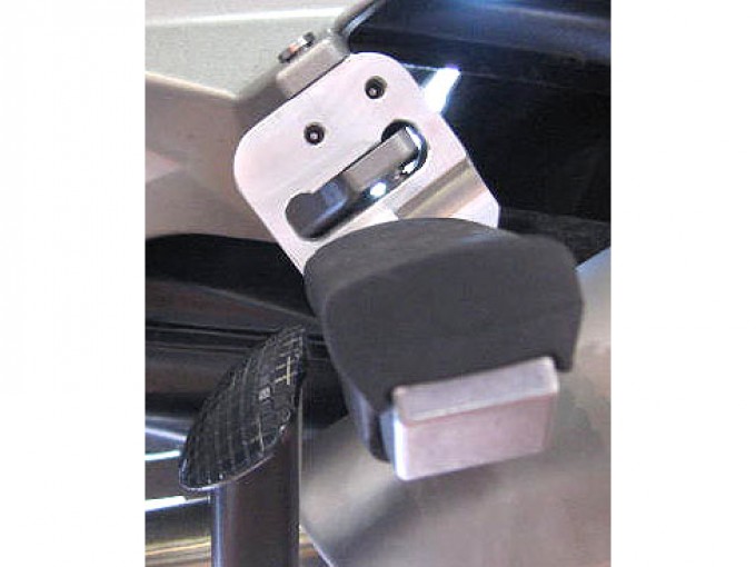 Кронштейн для занижения пассажирских подножек.
Suburban-machinery - серебристый