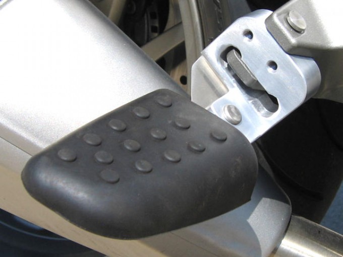 Кронштейн для занижения пассажирских подножек.
Suburban-machinery - серебристый