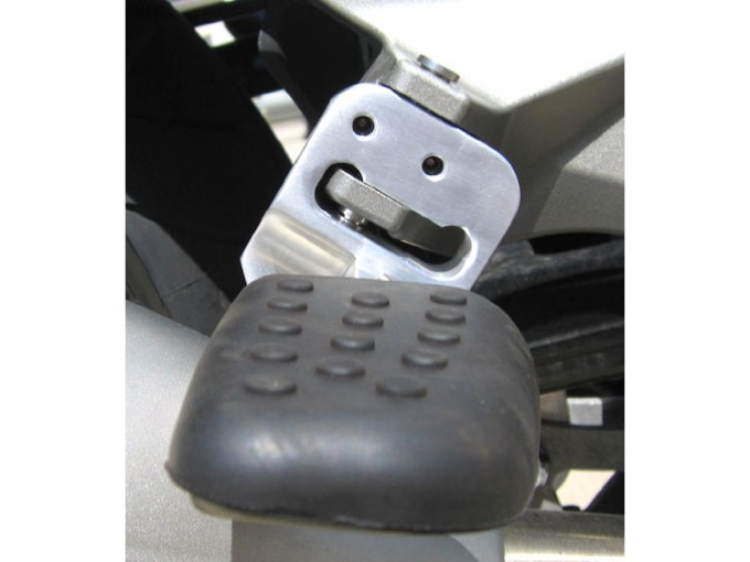 Кронштейн для занижения пассажирских подножек.
Suburban-machinery - серебристый