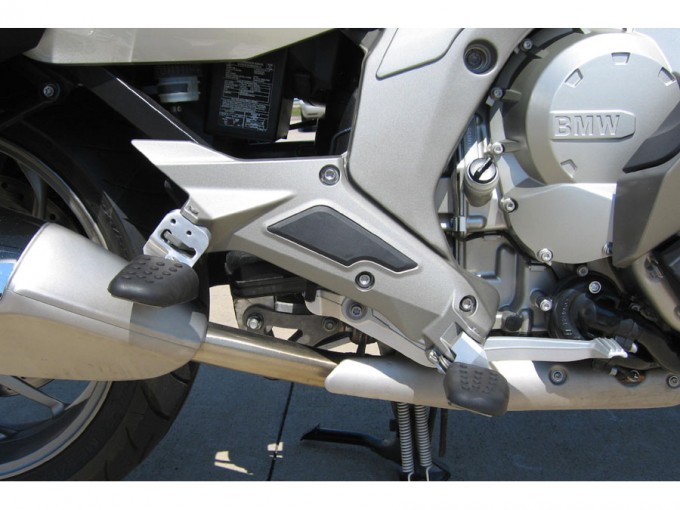 Кронштейн для занижения пассажирских подножек.
Suburban-machinery - серебристый