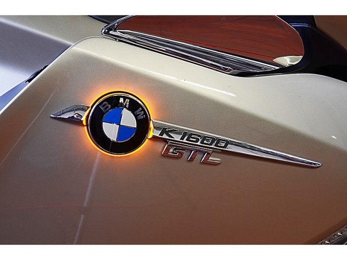 Двоколірні світлодіодні ліхтарі з круглим значком BMW