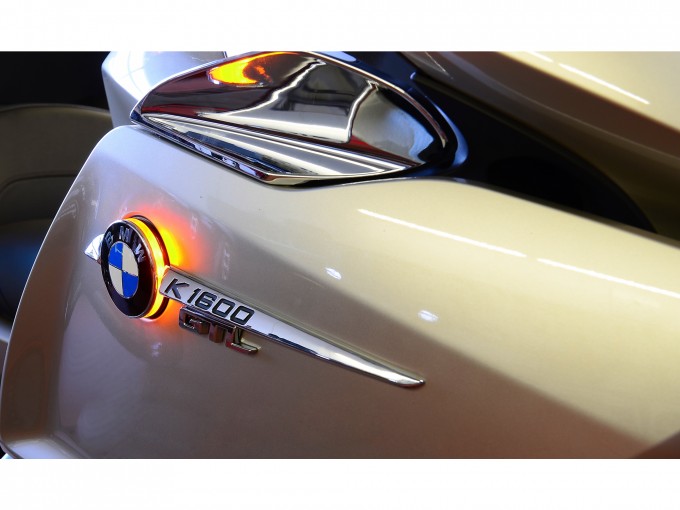 Двоколірні світлодіодні ліхтарі з круглим значком BMW